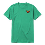 Un T-shirt kelly à manches courtes et col rond, orné d'un motif représentant un arthropod sur la poitrine gauche.