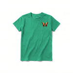 Un T-shirt kelly à manches courtes et col rond pour jeune, orné d'un motif représentant un arthropode sur la poitrine gauche.