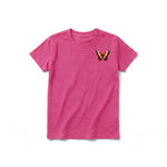 Un T-shirt framboise à manches courtes et col rond pour jeune, orné d'un motif représentant un arthropode sur la poitrine gauche.