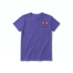 Un T-shirt violet à manches courtes et col rond pour jeune, orné d'un motif représentant un arthropode sur la poitrine gauche.