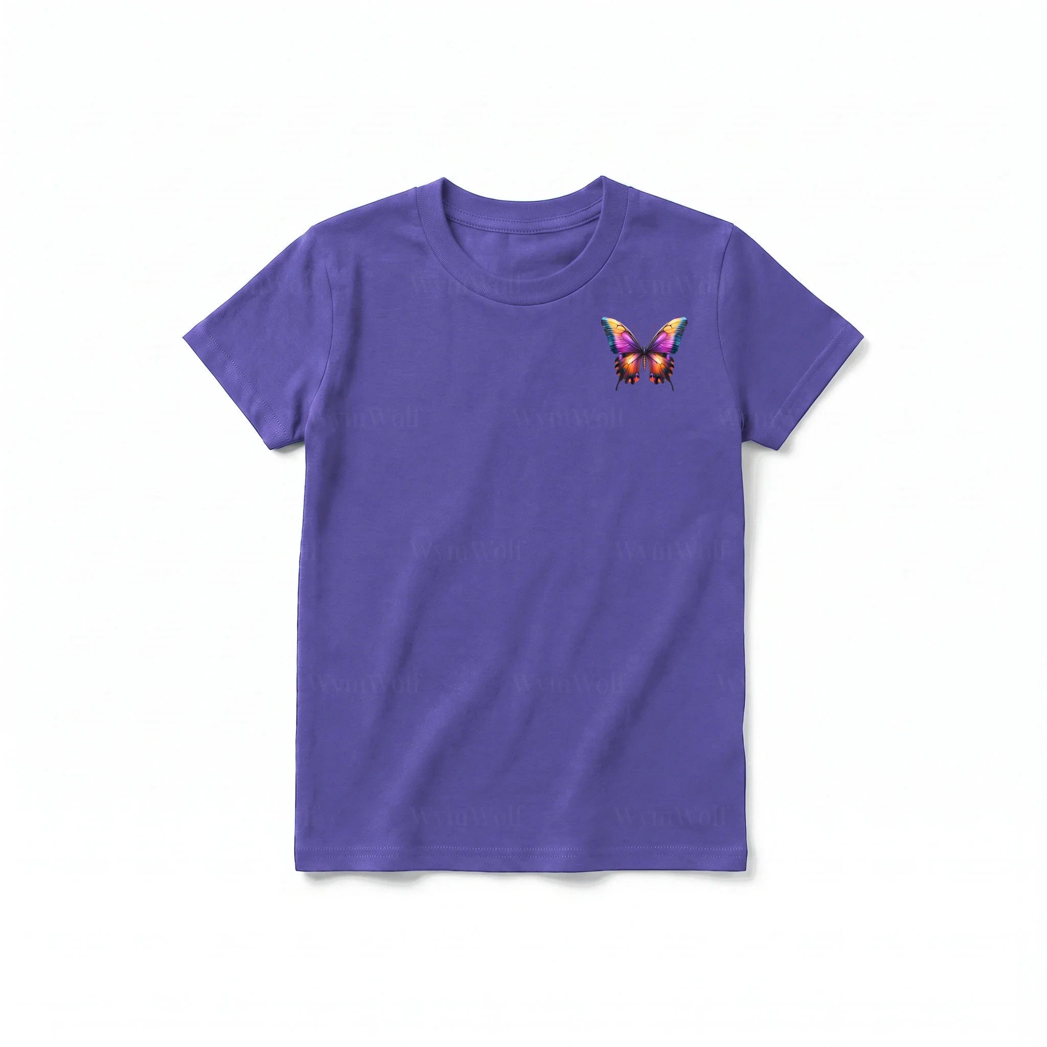Un T-shirt violet à manches courtes et col rond pour jeune, orné d'un motif représentant un arthropode sur la poitrine gauche.