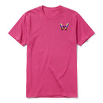 Un T-shirt framboise à manches courtes et col rond, orné d'un motif représentant un arthropod sur la poitrine gauche.