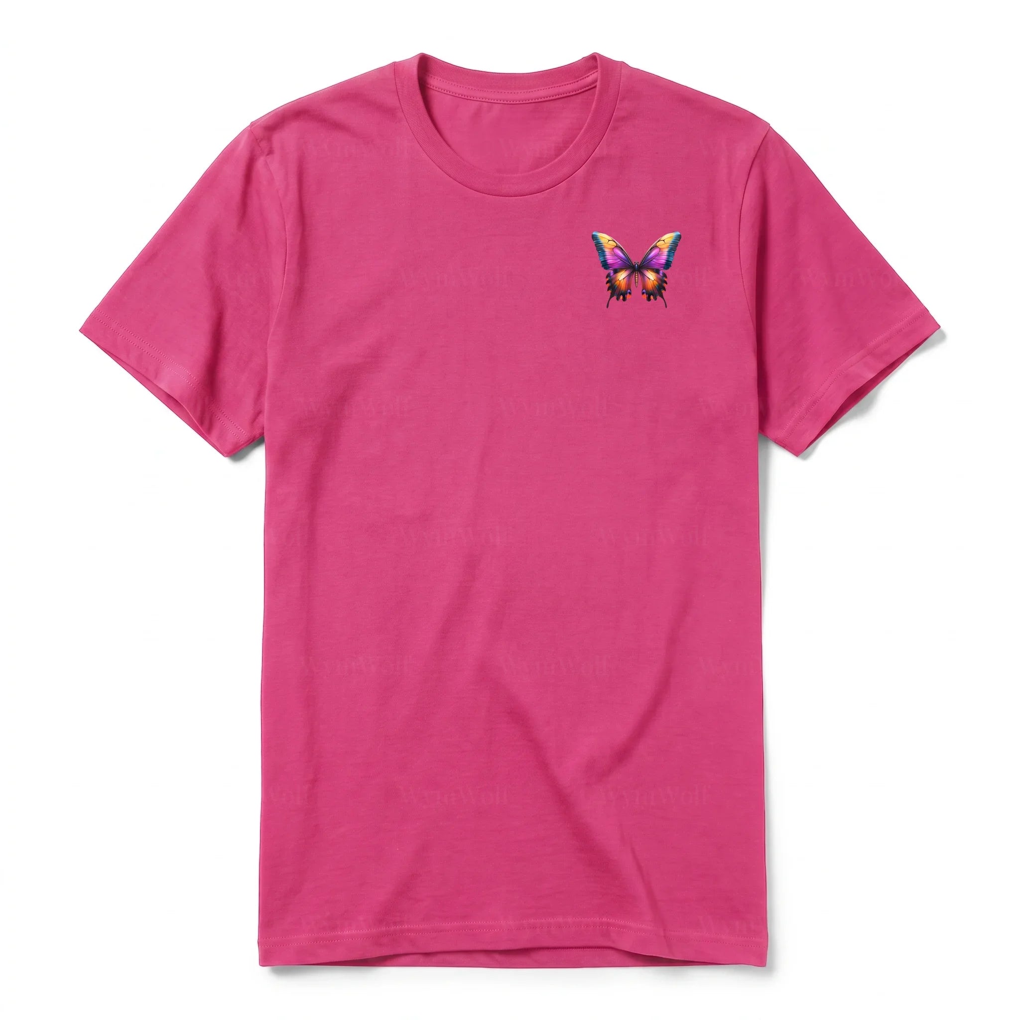 Un T-shirt framboise à manches courtes et col rond, orné d'un motif représentant un arthropod sur la poitrine gauche.