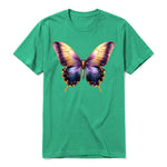Un T-shirt kelly à manches courtes et col rond, orné d'un motif représentant un arthropod sur le devant.