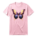 Un T-shirt rose à manches courtes et col rond, orné d'un motif représentant un arthropod sur le devant.