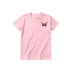 Un T-shirt rose à manches courtes et col rond pour jeune, orné d'un motif représentant un arthropode sur la poitrine gauche.