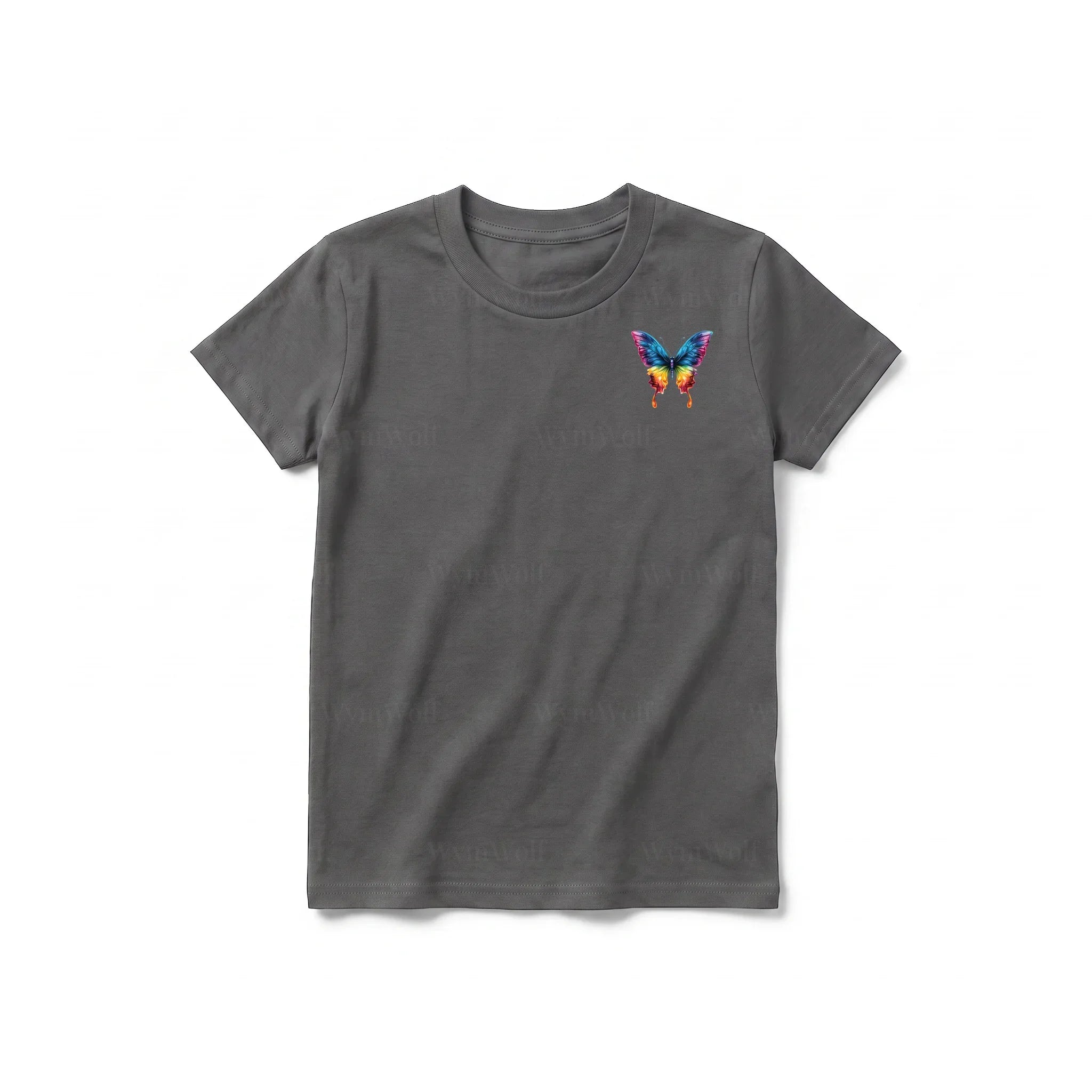 Un T-shirt charbon à manches courtes et col rond pour jeune, orné d'un motif représentant un arthropode sur la poitrine gauche.
