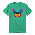 Un T-shirt kelly à manches courtes et col rond, orné d'un motif représentant un arthropod sur le devant.
