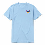 Un T-shirt poudre à manches courtes et col rond, orné d'un motif représentant un arthropod sur la poitrine gauche.