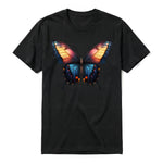 Un T-shirt noir à manches courtes et col rond, orné d'un motif représentant un arthropod sur le devant.