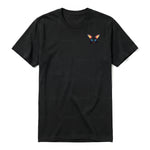 Un T-shirt noir à manches courtes et col rond, orné d'un motif représentant un arthropod sur la poitrine gauche.