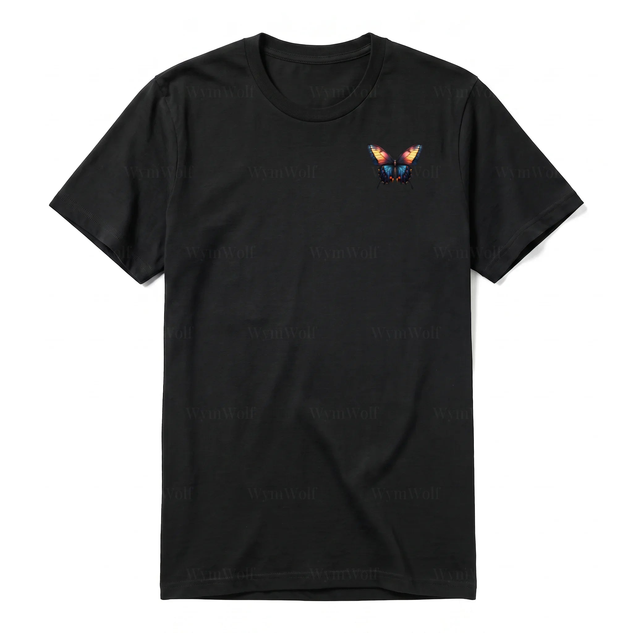 Un T-shirt noir à manches courtes et col rond, orné d'un motif représentant un arthropod sur la poitrine gauche.
