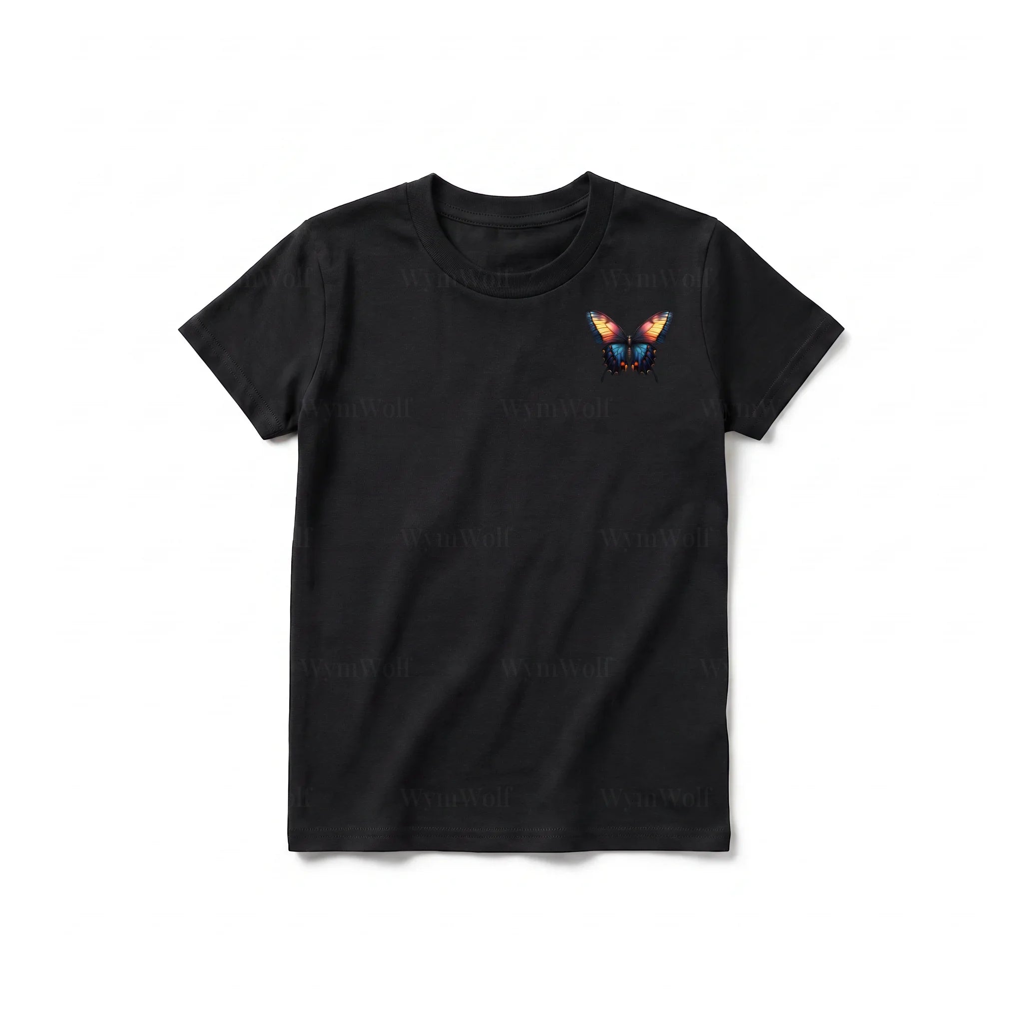 Un T-shirt noir à manches courtes et col rond pour jeune, orné d'un motif représentant un arthropode sur la poitrine gauche.