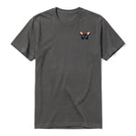 Un T-shirt charbon à manches courtes et col rond, orné d'un motif représentant un arthropod sur la poitrine gauche.