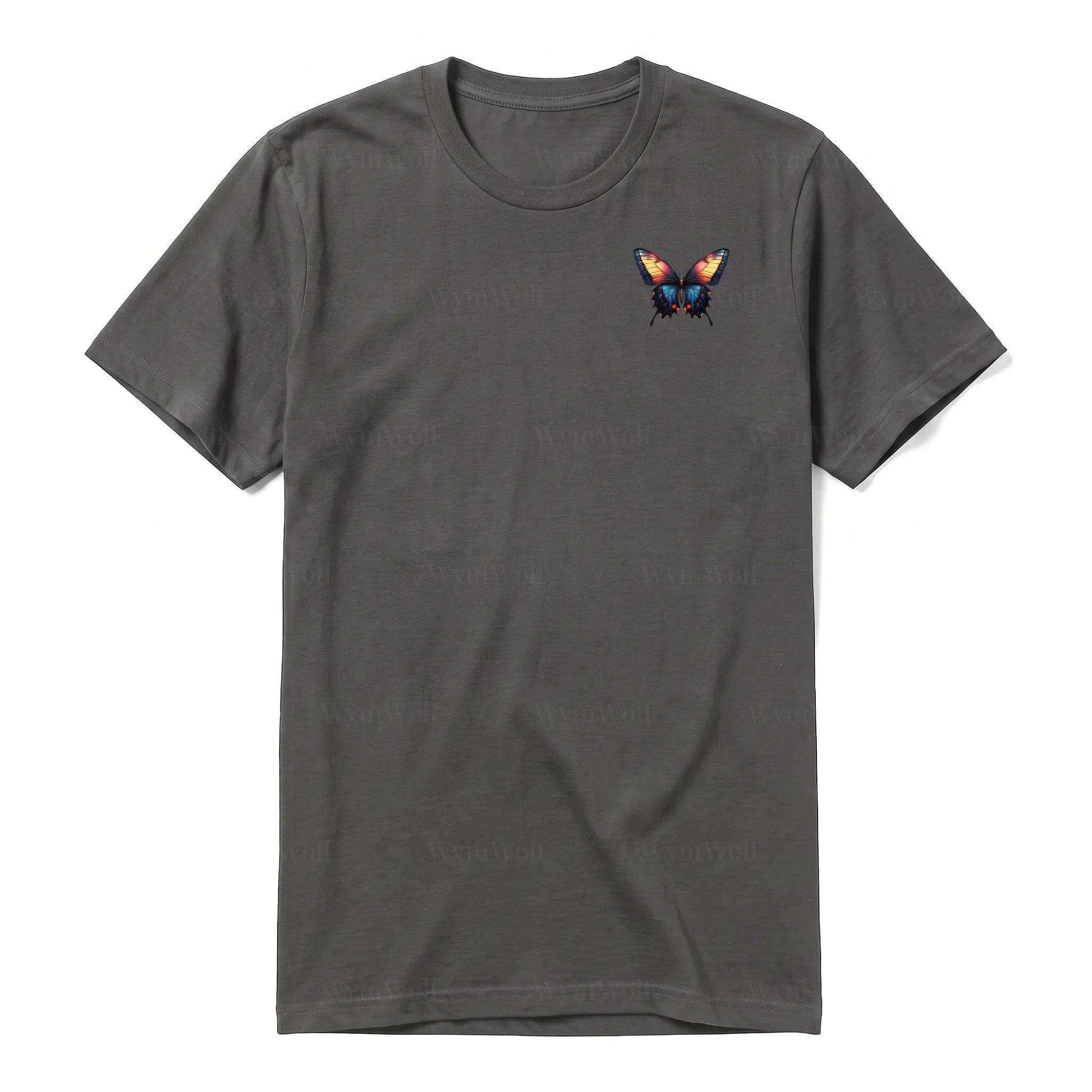 Un T-shirt charbon à manches courtes et col rond, orné d'un motif représentant un arthropod sur la poitrine gauche.