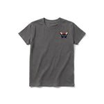 Un T-shirt charbon à manches courtes et col rond pour jeune, orné d'un motif représentant un arthropode sur la poitrine gauche.