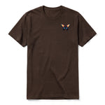 Un T-shirt chocolat à manches courtes et col rond, orné d'un motif représentant un arthropod sur la poitrine gauche.