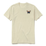 Un T-shirt latte à manches courtes et col rond, orné d'un motif représentant un arthropod sur la poitrine gauche.