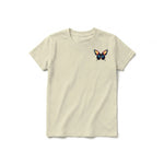 Un T-shirt latte à manches courtes et col rond pour jeune, orné d'un motif représentant un arthropode sur la poitrine gauche.