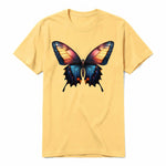 Un T-shirt moutarde à manches courtes et col rond, orné d'un motif représentant un arthropod sur le devant.