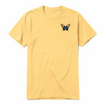Un T-shirt moutarde à manches courtes et col rond, orné d'un motif représentant un arthropod sur la poitrine gauche.