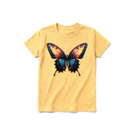 Un T-shirt moutarde à manches courtes et col rond pour jeune, orné d'un motif représentant un arthropode sur le devant.