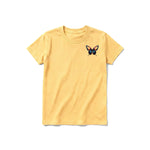 Un T-shirt moutarde à manches courtes et col rond pour jeune, orné d'un motif représentant un arthropode sur la poitrine gauche.