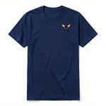 Un T-shirt marine à manches courtes et col rond, orné d'un motif représentant un arthropod sur la poitrine gauche.