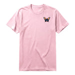 Un T-shirt rose à manches courtes et col rond, orné d'un motif représentant un arthropod sur la poitrine gauche.
