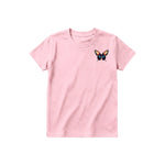 Un T-shirt rose à manches courtes et col rond pour jeune, orné d'un motif représentant un arthropode sur la poitrine gauche.