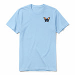 Un T-shirt poudre à manches courtes et col rond, orné d'un motif représentant un arthropod sur la poitrine gauche.
