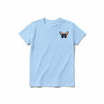 Un T-shirt poudre à manches courtes et col rond pour jeune, orné d'un motif représentant un arthropode sur la poitrine gauche.