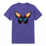 Un T-shirt violet à manches courtes et col rond, orné d'un motif représentant un arthropod sur le devant.