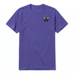 Un T-shirt violet à manches courtes et col rond, orné d'un motif représentant un arthropod sur la poitrine gauche.