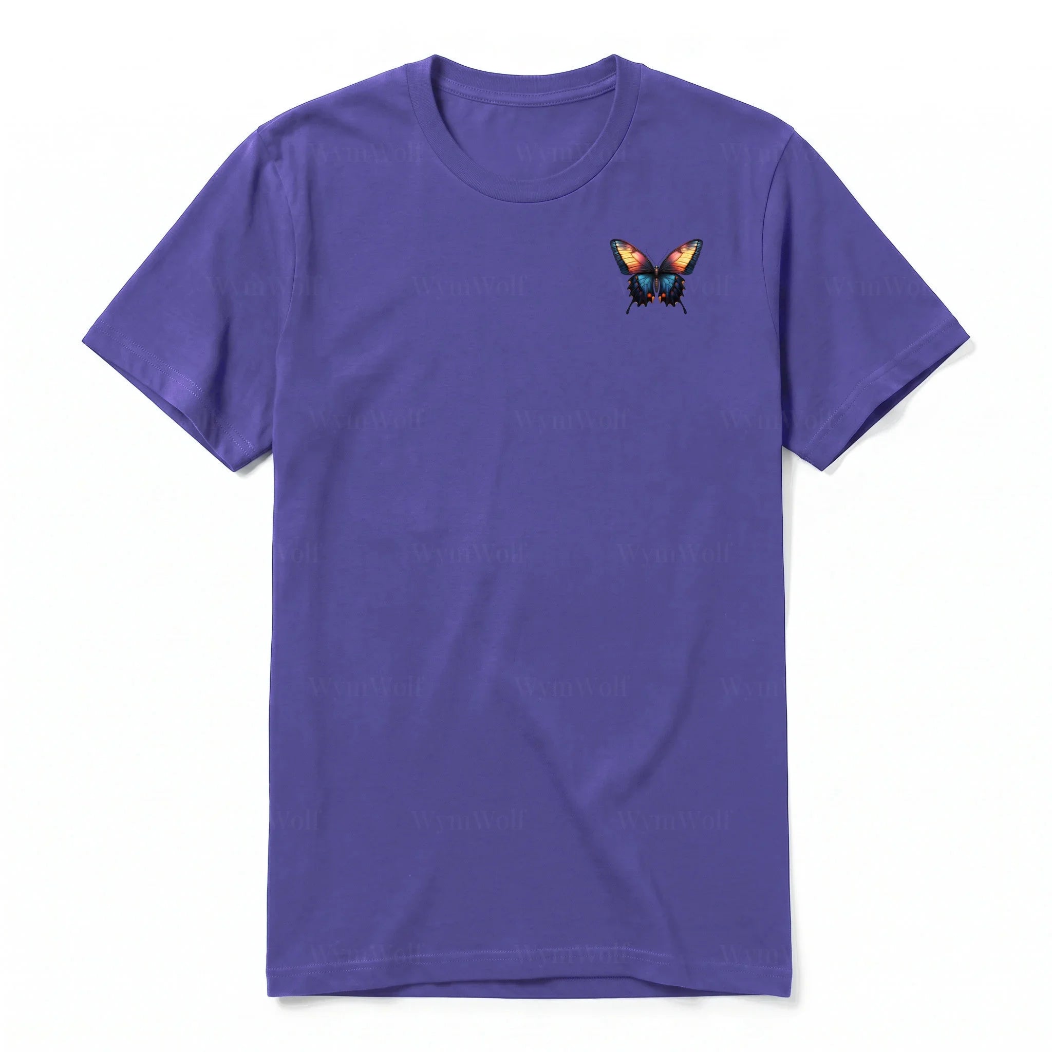 Un T-shirt violet à manches courtes et col rond, orné d'un motif représentant un arthropod sur la poitrine gauche.