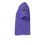 Un T-shirt violet à manches courtes et col rond, orné d'un motif représentant un arthropode sur le haut de la manche gauche.