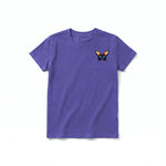 Un T-shirt violet à manches courtes et col rond pour jeune, orné d'un motif représentant un arthropode sur la poitrine gauche.