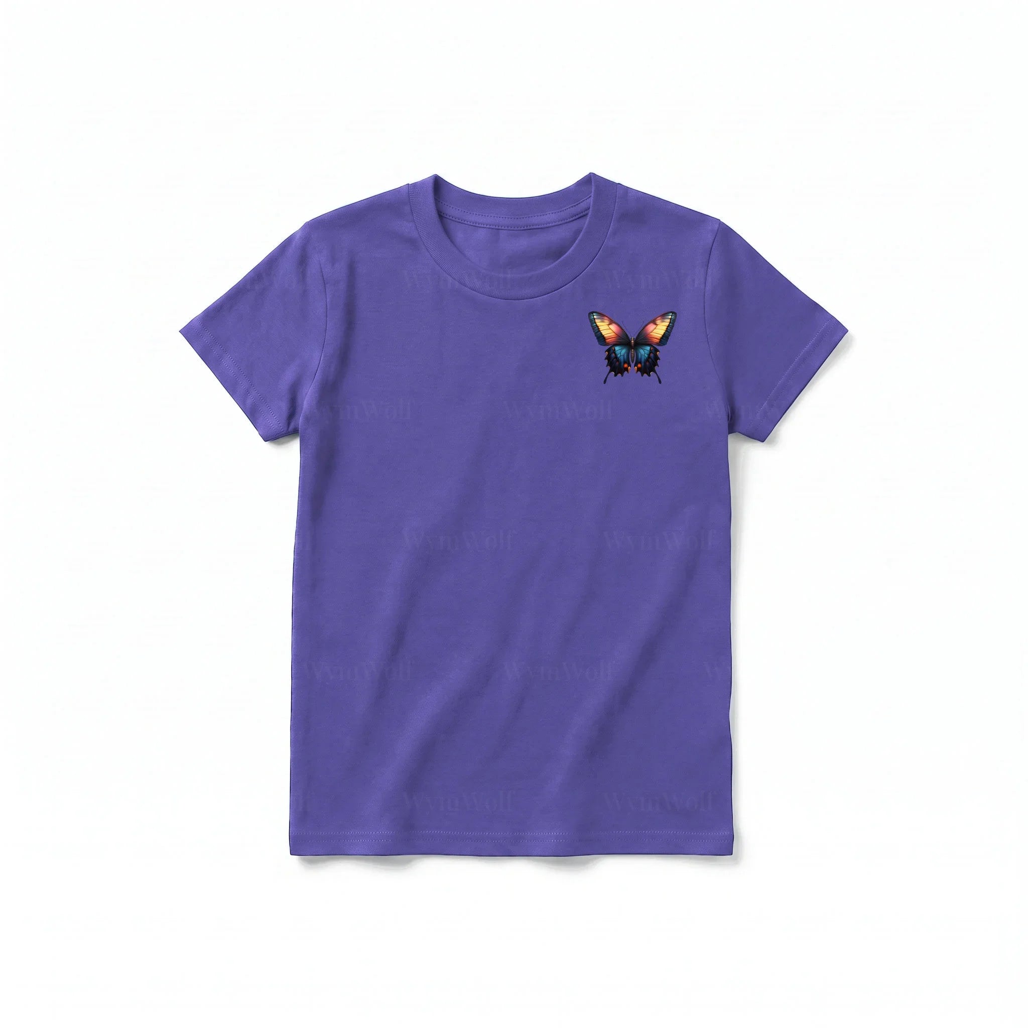 Un T-shirt violet à manches courtes et col rond pour jeune, orné d'un motif représentant un arthropode sur la poitrine gauche.