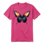 Un T-shirt framboise à manches courtes et col rond, orné d'un motif représentant un arthropod sur le devant.