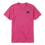 Un T-shirt framboise à manches courtes et col rond, orné d'un motif représentant un arthropod sur la poitrine gauche.