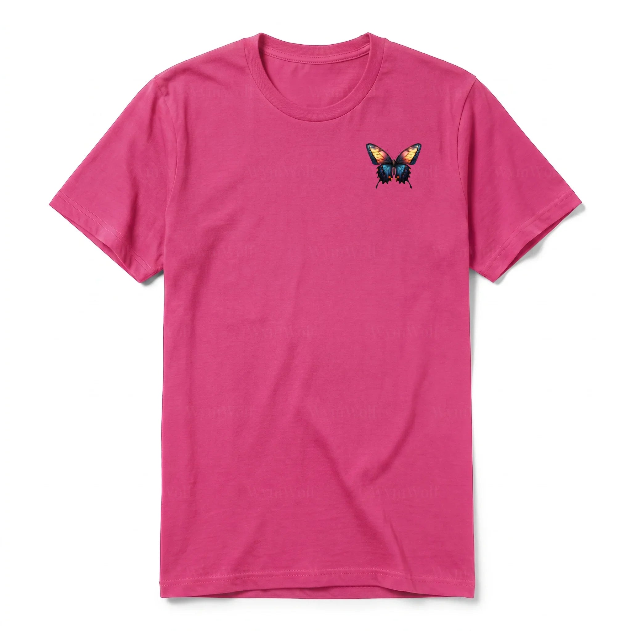 Un T-shirt framboise à manches courtes et col rond, orné d'un motif représentant un arthropod sur la poitrine gauche.