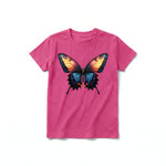 Un T-shirt framboise à manches courtes et col rond pour jeune, orné d'un motif représentant un arthropode sur le devant.