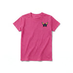 Un T-shirt framboise à manches courtes et col rond pour jeune, orné d'un motif représentant un arthropode sur la poitrine gauche.