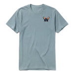 Un T-shirt sauge à manches courtes et col rond, orné d'un motif représentant un arthropod sur la poitrine gauche.