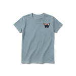 Un T-shirt sauge à manches courtes et col rond pour jeune, orné d'un motif représentant un arthropode sur la poitrine gauche.