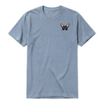 Un T-shirt steel-blue à manches courtes et col rond, orné d'un motif représentant un arthropod sur la poitrine gauche.