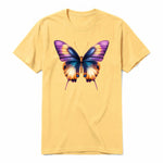 Un T-shirt moutarde à manches courtes et col rond, orné d'un motif représentant un arthropod sur le devant.