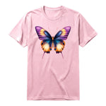 Un T-shirt rose à manches courtes et col rond, orné d'un motif représentant un arthropod sur le devant.
