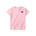 Un T-shirt rose à manches courtes et col rond pour jeune, orné d'un motif représentant un arthropode sur la poitrine gauche.