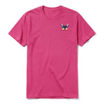 Un T-shirt framboise à manches courtes et col rond, orné d'un motif représentant un arthropod sur la poitrine gauche.